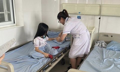 Quảng Ninh: 33 học sinh phải nhập viện sau bữa trưa tại trường
