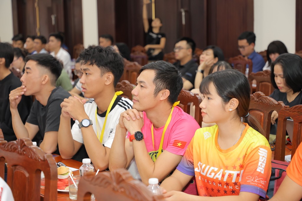 vdv-nghe-thuyet-trinh-1730421620.JPG