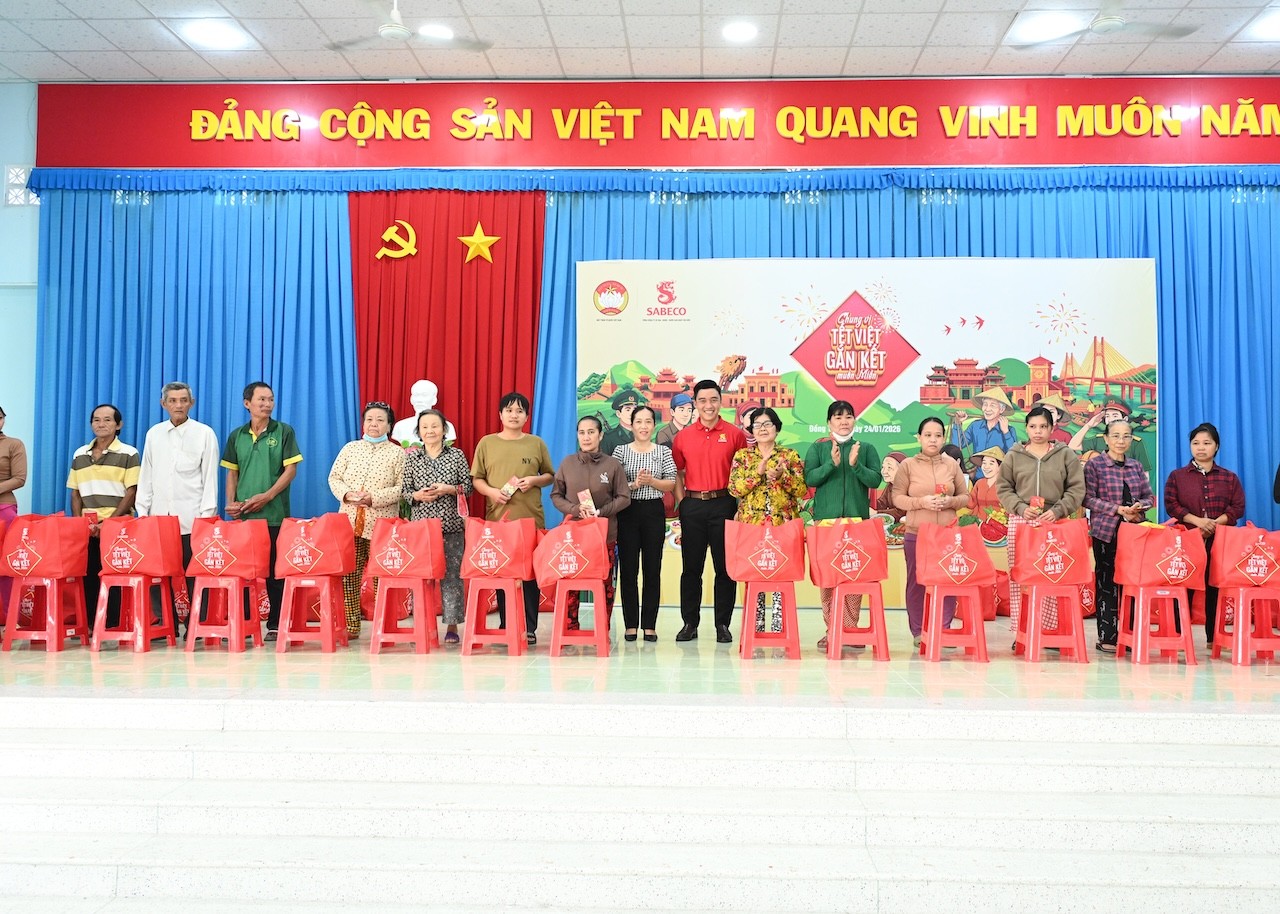 sabeco-phoi-hop-voi-uy-ban-tw-mttqvn-va-chinh-quyen-dia-phuong-trao-tang-300-phan-qua-cho-xa-tan-thoi-va-xa-tan-phu-dong-tinh-dong-thap-1769415879.jpg