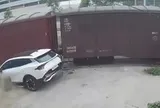 VIDEO: Tàu hỏa tông xe ô tô con tại lối đi tự mở