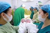 Sản phụ 56 tuổi mang song thai “vượt cạn”, hai bé chào đời cách nhau một phút