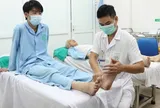 Bác sĩ cảnh báo thói quen ngồi khoanh chân khiến nam sinh bị liệt vận động