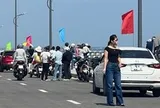 Công an khuyến cáo "nóng" việc dừng, đỗ xe trên cầu vượt cửa biển để check-in