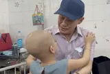 CLIP: Khoảnh khắc ấm áp của tỉ phú Johnathan Hạnh Nguyễn và các bệnh nhi