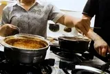 Hệ thống Cơm thố Bách Khoa bị tố kém vệ sinh, chủ cửa hàng dùng chìa khóa xe máy "gẩy" dị vật rơi vào thố sốt