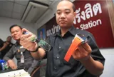 Tai nghe "hạt gạo", camera giấu cúc áo và những chiêu thức gian lận thi cử gây "bão" dư luận