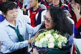 Lên nhận bằng thay trong lễ tốt nghiệp, phụ huynh bật khóc vì quá nhớ con