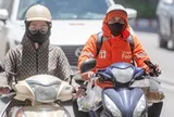 Hà Nội nắng như rang, shipper vừa chạy đơn vừa tấp vào bóng râm hồi sức