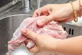 Khuyên thật: Đừng rửa thịt sống trực tiếp dưới vòi nước nữa!