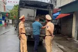CSGT phát hiện hơn 2 tấn tóp mỡ bốc mùi trên đường vận chuyển ra Hà Nội
