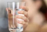 Bé trai 10 tuổi suýt tử vong vì một sai lầm khi uống nước theo cách “vạn người mê”