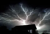 Khoảnh khắc định mệnh: Sét "xé trời" đánh trúng người đàn ông đang nhảy múa