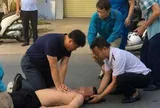 Phó giám đốc bệnh viện và đồng nghiệp ép tim cứu người gặp nạn trên đường