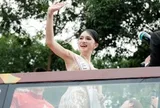 Hương Giang diễu hành bằng xe buýt 2 tầng sau khi đăng quang Á hậu: Tài xế và chủ xe bị lập biên bản