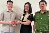 Phát hiện 2 chiếc nhẫn vàng trước cửa siêu thị, công an mời một người đàn ông lên xác minh