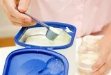 Bé trai 3 tháng tuổi nhập viện cấp cứu vì cha mẹ pha sữa bằng loại nước này
