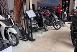 Xe máy đồng loạt giảm giá để kích cầu
