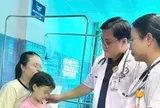 Cứu sống bé gái 'khoái' ăn tóc, cát, vữa tường