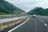 Phát hiện 1 chiếc xe làm từ “đồ chơi” chạy trên đường với tốc độ lên tới 111 km/h