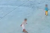 Hai đứa trẻ vô tình giẫm trúng rắn hổ mang và cái kết
