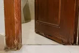 Vì sao ngày càng nhiều gia đình không còn làm cửa nhà vệ sinh bằng gỗ? 2 vật liệu chịu ẩm tốt đang dần trở thành xu hướng mới