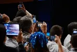 Người Nga ai cũng có "smartphone đút túi" nhưng có một điều kỳ lạ đang diễn ra