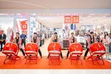 Hàng trăm khách hàng xếp hàng dài trước cửa hàng UNIQLO Hanoi Centre
