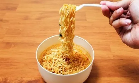 Cứ ăn mì gói theo kiểu này, người đàn ông 40 tuổi suýt mất mạng