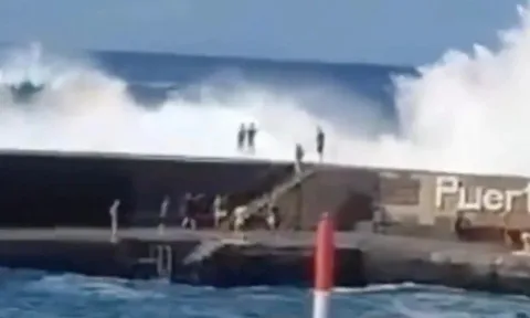 Sóng lớn bất ngờ cuốn nhóm du khách: 1 người tử vong và 9 người bị thương