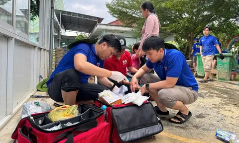 Chiến sĩ áo xanh đồng hành với người dân vùng thiên tai ở Khánh Hòa