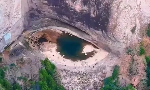 "Mắt rồng" bí ẩn bất ngờ xuất hiện giữa vách đá