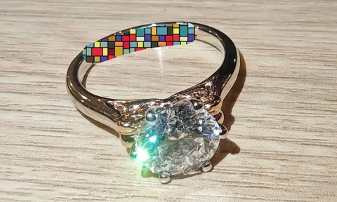 Nhặt được chiếc nhẫn trị giá 669 triệu đồng, cô gái có hành động bất ngờ