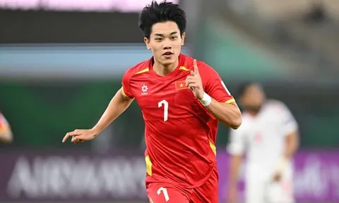 Cú "nhổ giò" thoát còi của cầu thủ Đình Bắc từ 1m50 cao lên 1m80