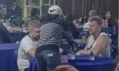 Đi qua đám tang, khách Tây tưởng nhà hàng chạy vào gọi đồ và cái kết bất ngờ