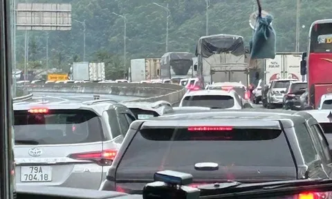 Ùn tắc kéo dài tại khu vực Đèo Cả