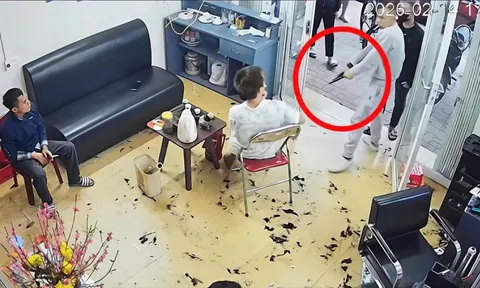 Nhóm người cầm vật giống súng xông vào tiệm cắt tóc hành hung, đòi tiền ở Hưng Yên