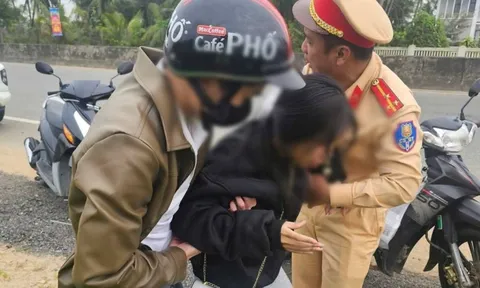 Trưa 29 Tết: Nữ sinh 2008 lên cơn co giật khi đang chạy xe, CSGT kịp thời hỗ trợ