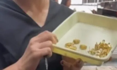 Mang túi vàng đến tiệm, người phụ nữ sốc khi biết "bí mật" đằng sau