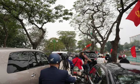 Mùng 1 Tết ở Hà Nội: Có một con đường tắc cứng từ sáng sớm, nhìn thôi đã thấy nô nức