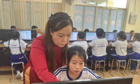 Nhà giáo dục số cùng học sinh tiếp cận công nghệ thế giới