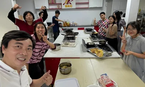 Thầy hiệu trưởng vào bếp nấu ăn, đón giao thừa cùng sinh viên