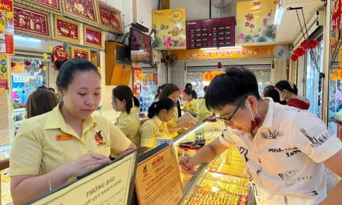 Ngay Tết, hàng loạt cửa hàng vàng ra thông báo nóng