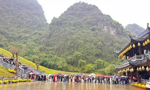 Khách đổ về Ninh Bình du Xuân, nhiều điểm du lịch quá tải