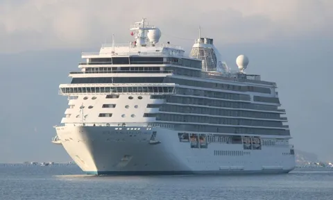 Khánh Hòa: Đón tàu biển cùng 800 du khách đầu xuân Bính Ngọ