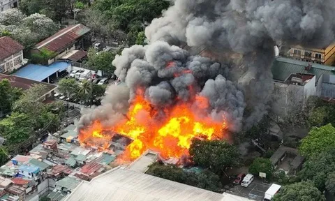 Bắt quả tang vợ ngoại tình, chồng phóng hỏa làm 300 căn nhà bốc cháy