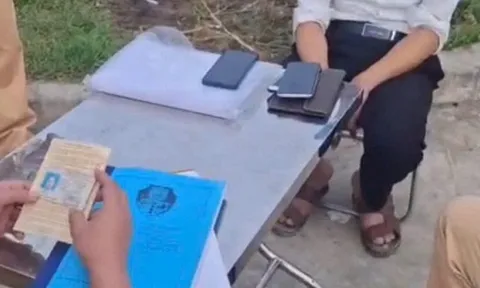 Tài xế quay clip tạo áp lực với CSGT để "lấp liếm" việc không có Giấy phép lái xe