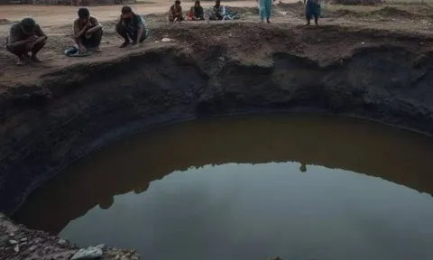 Bé gái bị đuối nước, 5 người nhảy xuống cứu, tất cả đều tử vong