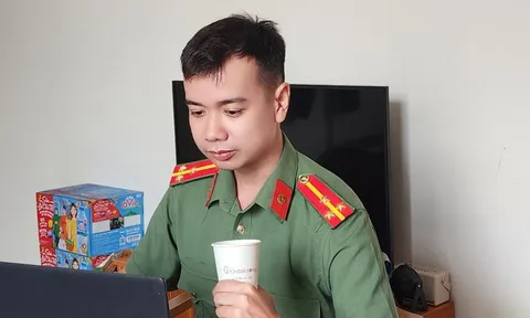 Ly cà phê trước giờ làm nhiệm vụ