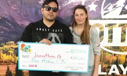 Mua vé số để “xả xui”, người đàn ông trúng giải độc đắc 1 triệu USD