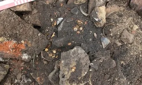 Đào móng nhà, phát hiện "kho báu" bằng vàng quý giá